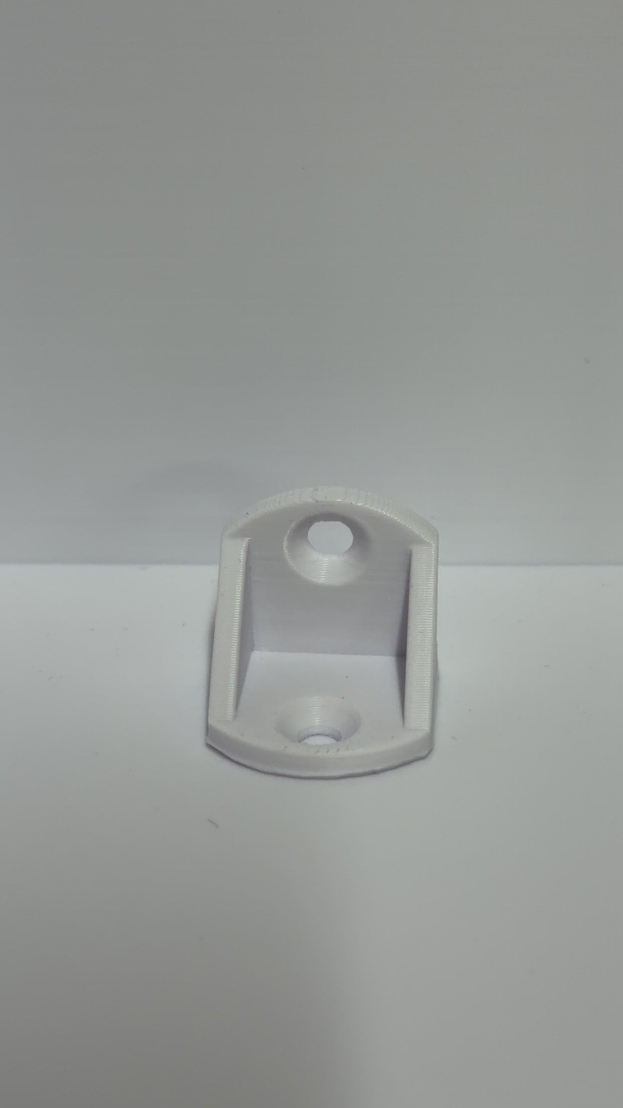 Hjørnebrakett i plast – universal vegg- og hjørnefeste