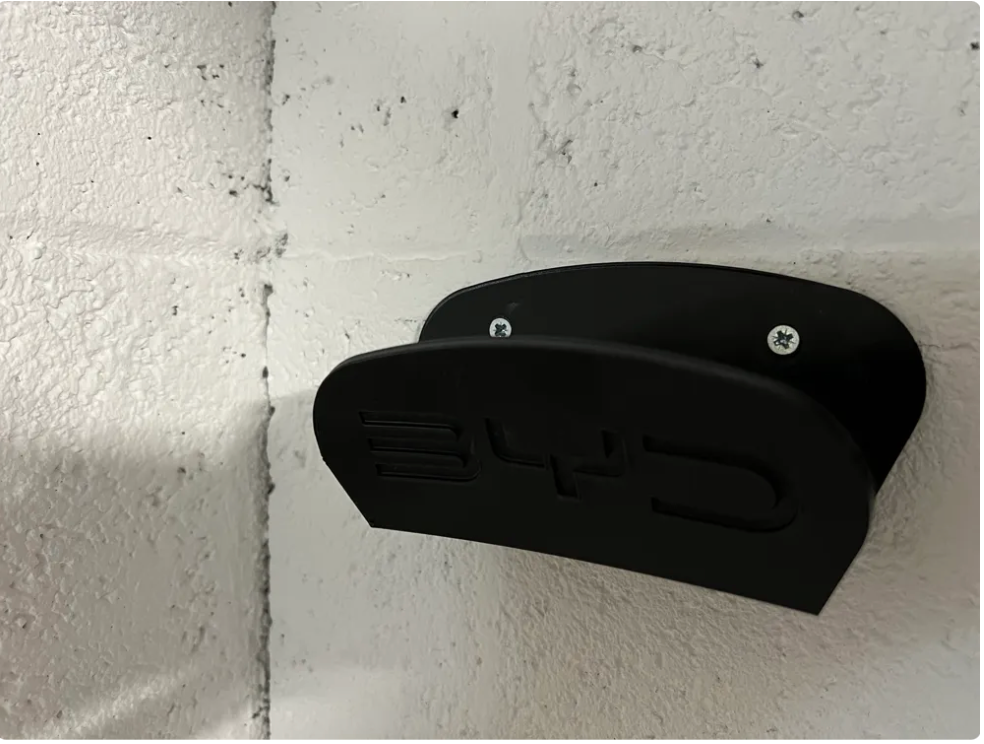 Kabelholder | Ryddig oppheng for elbilkabel, skjøteledning og motorvarmerkabel