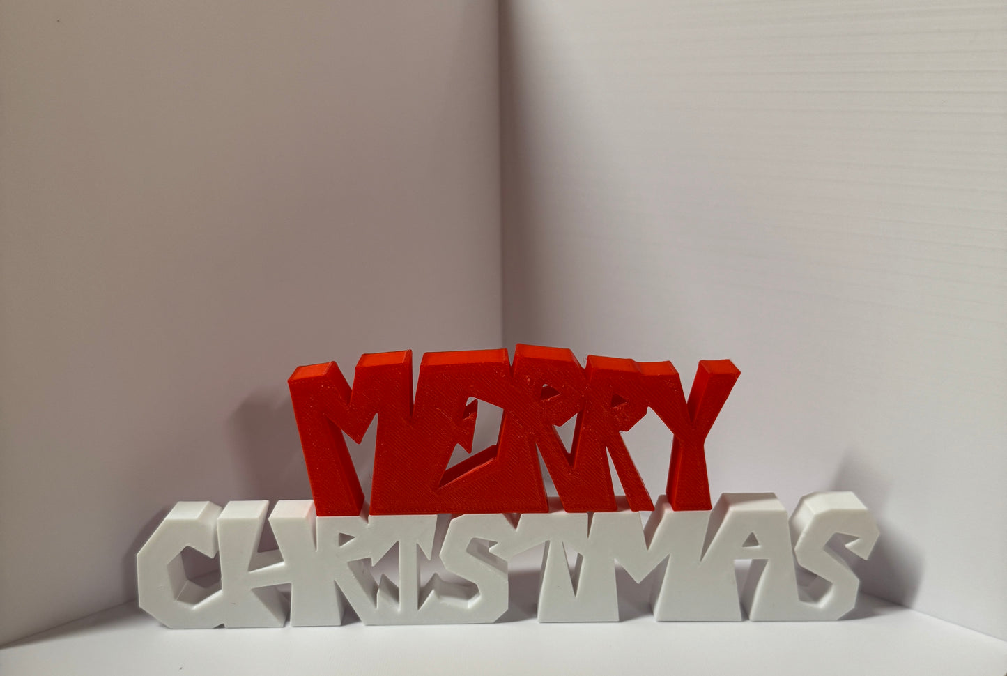 MERRY CHRISTMAS – Moderne juledekor i rødt og hvitt