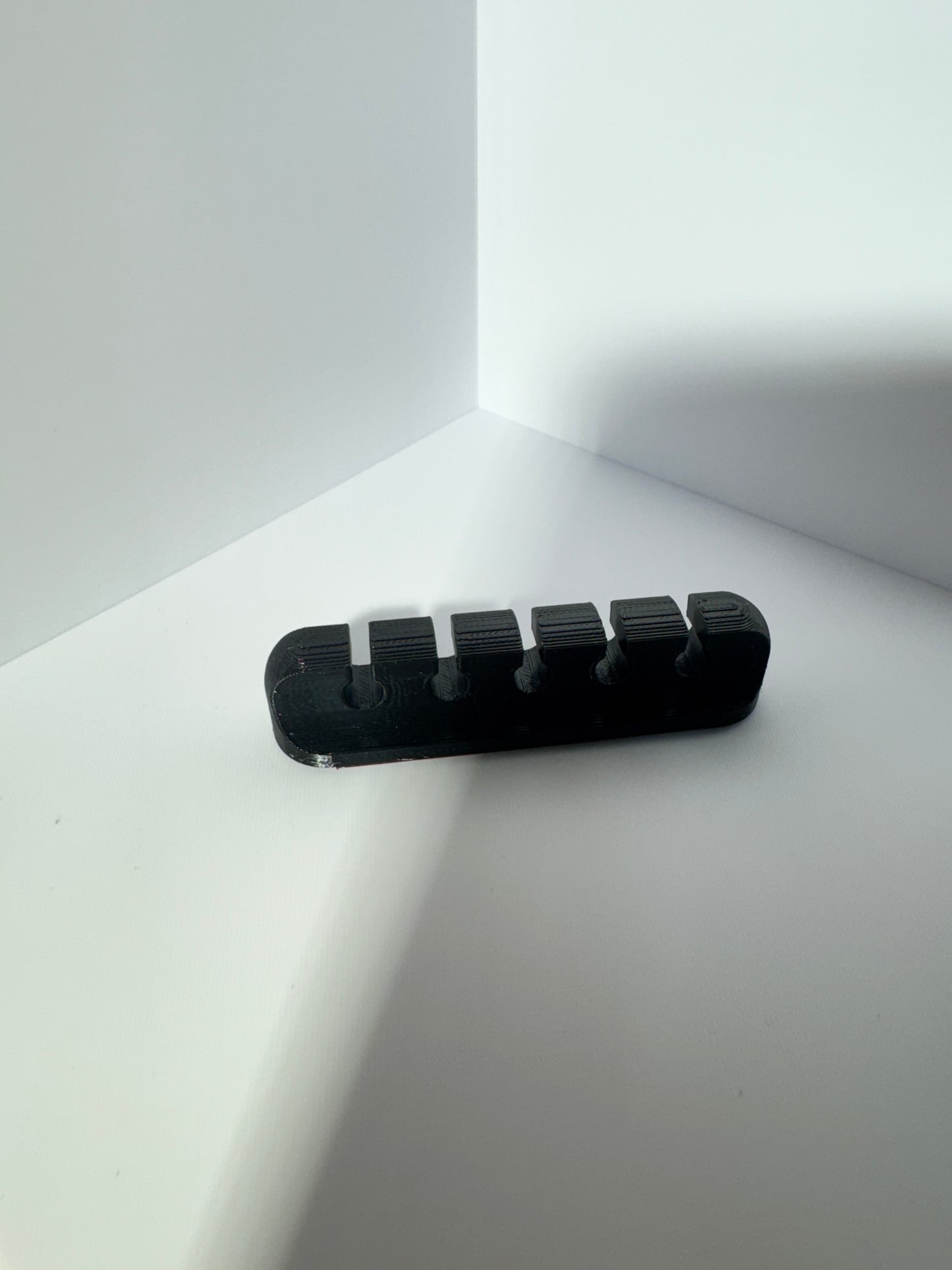 Kabelholder med 5 spor – Ryddig skrivebord på 3 sekunder