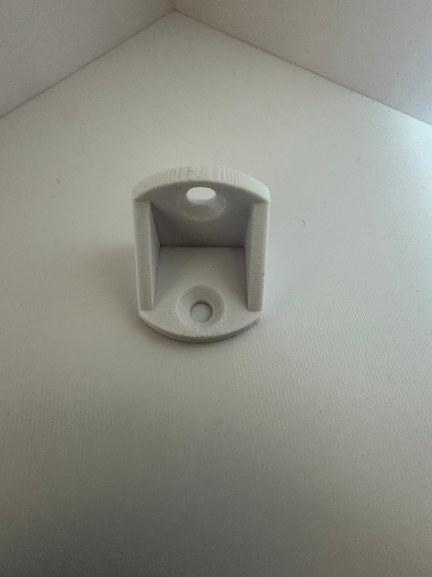 Hjørnebrakett i plast – universal vegg- og hjørnefeste