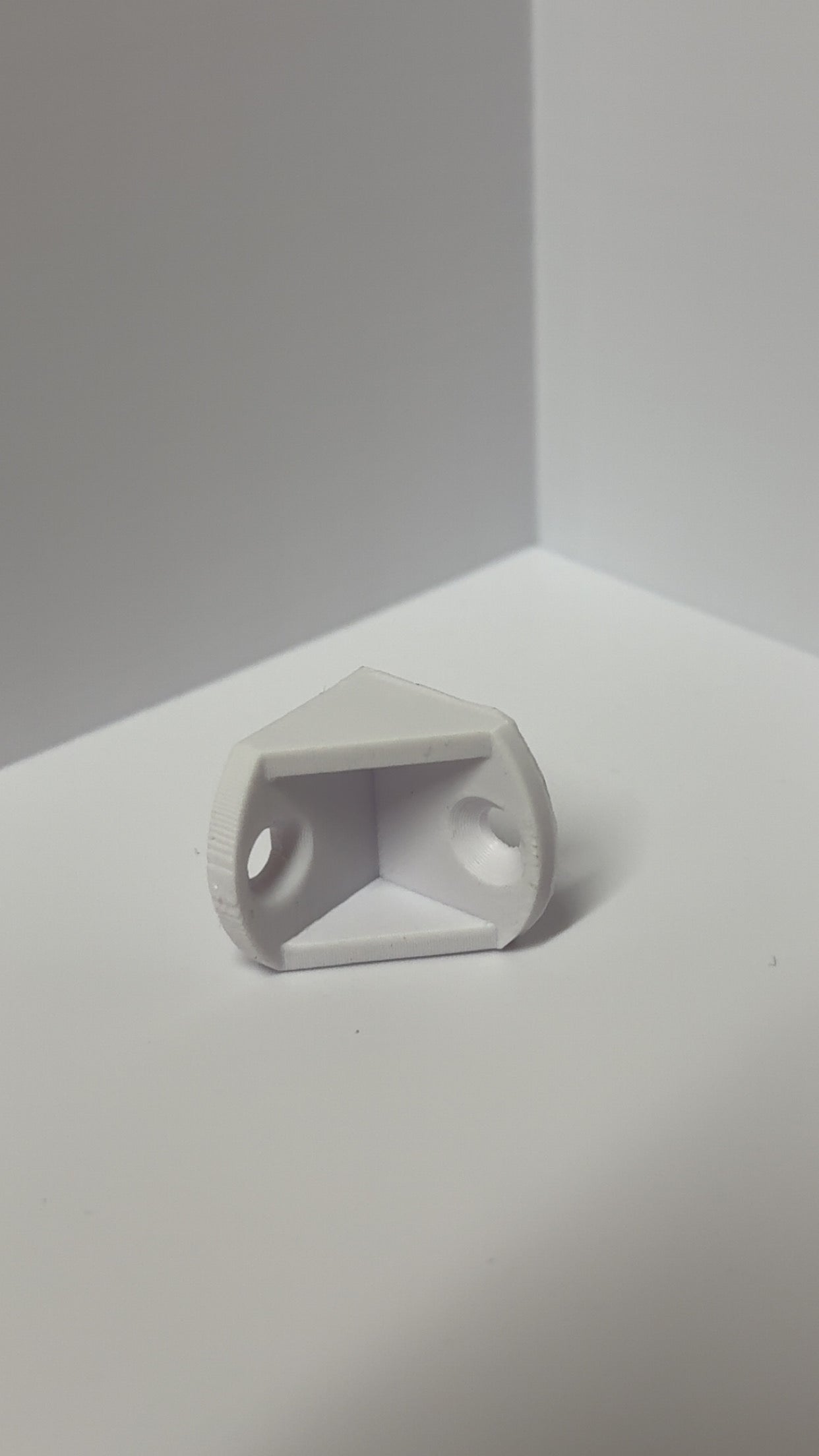 Hjørnebrakett i plast – universal vegg- og hjørnefeste