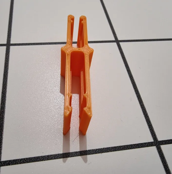 Sikringsklo / sikringstang – gjør det enkelt å bytte bilsikringer