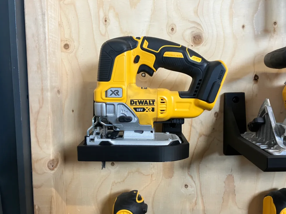 Veggfeste til DeWalt stikksag – orden i verkstedet