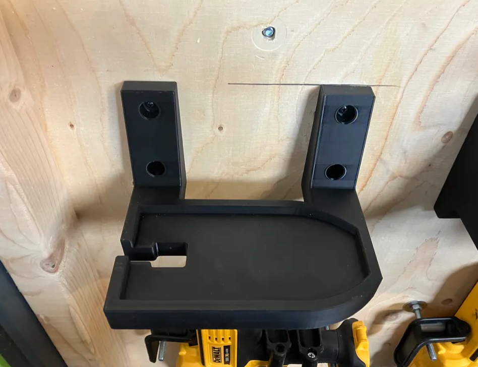 Veggfeste til DeWalt stikksag – orden i verkstedet