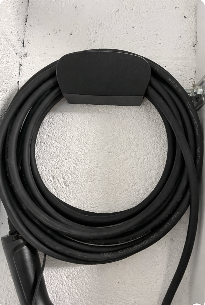 Kabelholder | Ryddig oppheng for elbilkabel, skjøteledning og motorvarmerkabel